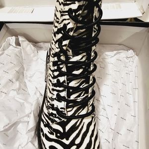 🦿🦿Boots  with red strings included